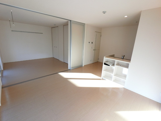 居室・リビング　ライトスルースクリーンで光を透しながらほどよく遮ります。