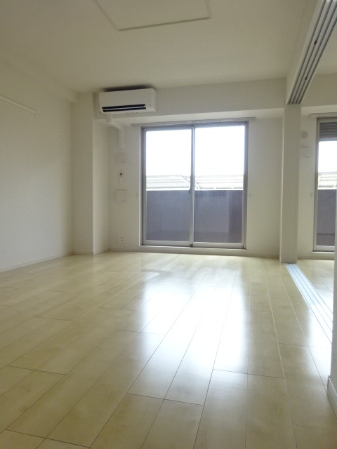 居室・リビング　リビング12.4帖　明るい室内　（エアコン付）