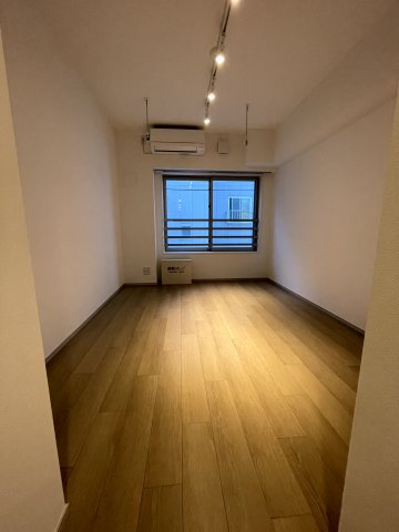 居室・リビング　落ち着いた色調の洋室です