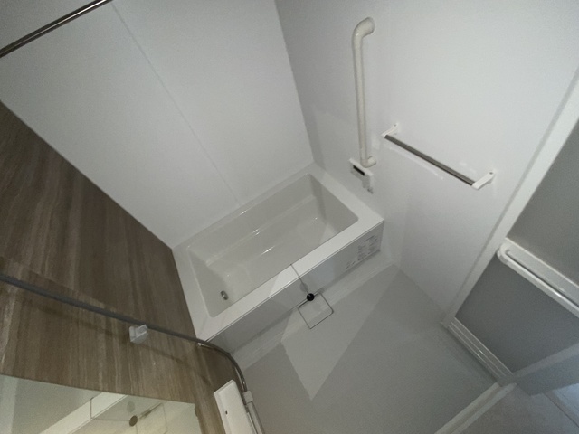 バス・シャワールーム　★鏡付の清潔感のあるバスルームです★