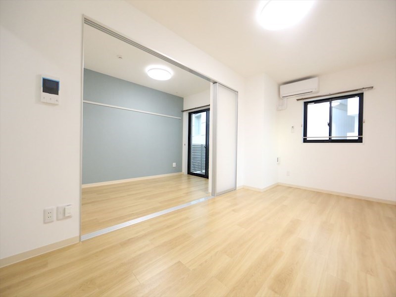 居室・リビング　ＬＤＫ13.4帖　洋室5.2帖　エアコン完備　バルコニー