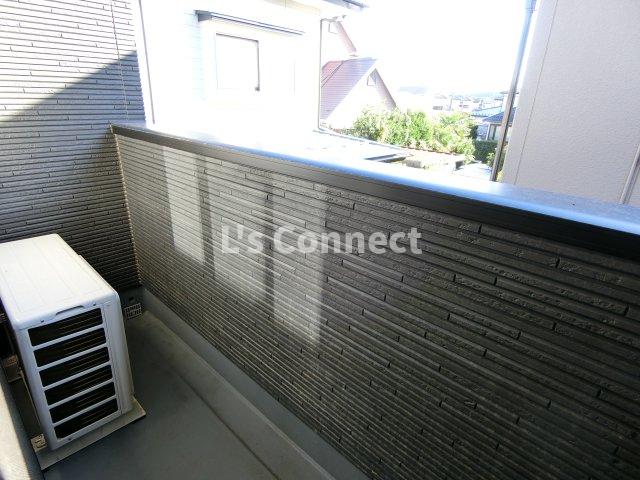 バルコニー　２階のお部屋で洗濯物もたくさん干せます。