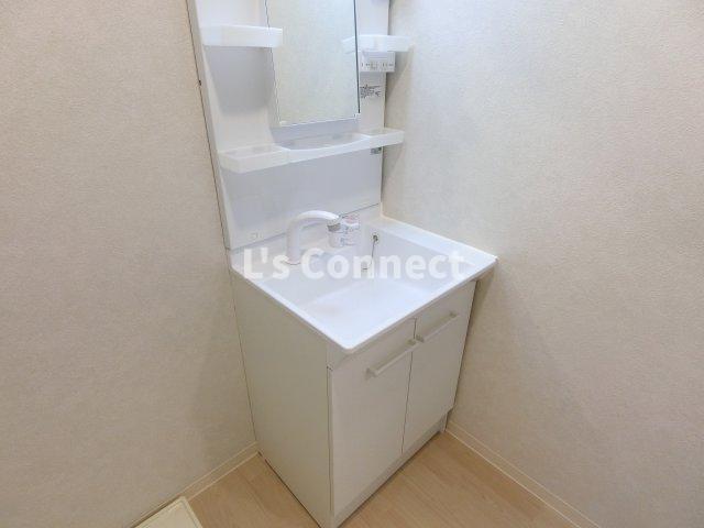 洗面設備　朝の支度もスムーズな独立洗面台。