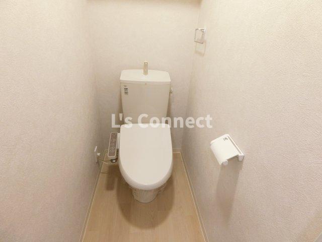 トイレ　温水洗浄便座付きのトイレ。