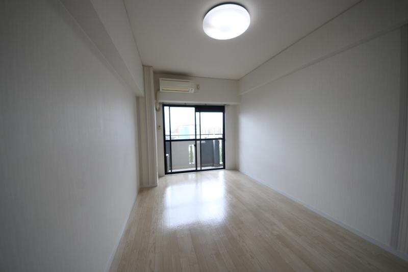 居室・リビング　こちらのリビングで趣味の時間をお楽しみください