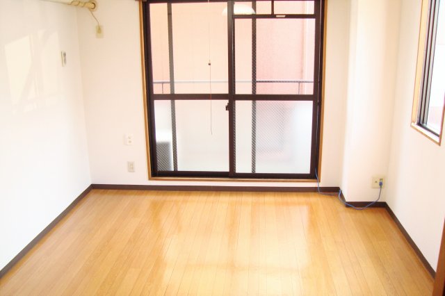 居室・リビング　落ち着いた色調の洋室です