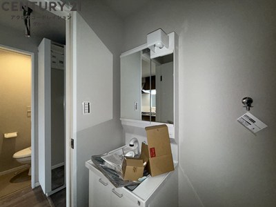 洗面設備　アメニティ収納棚ありの独立洗面台です