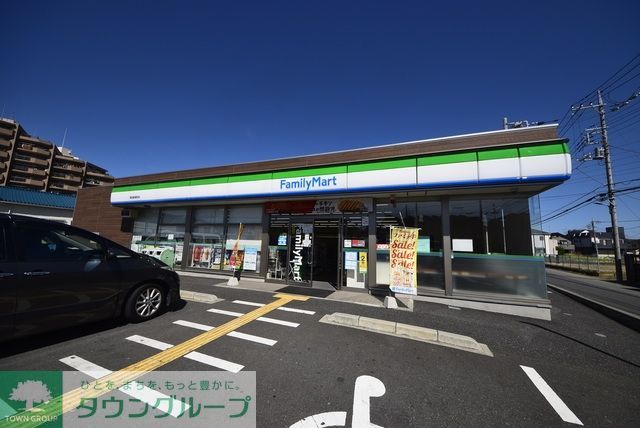 コンビニ　ファミリーマート草加新里町店（コンビニ）まで329m