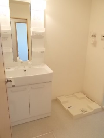 洗面設備　【グランジュテ】脱衣スペースもあります