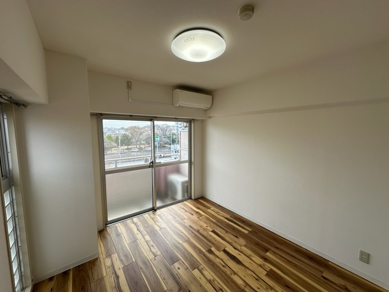 居室・リビング　フローリング洋室6帖　　明るい室内