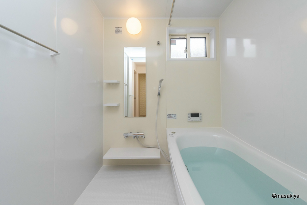 バス・シャワールーム　お風呂　一坪タイプで広々です。追い焚き・浴室乾燥機付きです。