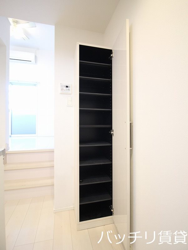 玄関　同型タイプの為、現状を優先致します。