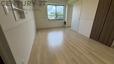 居室・リビング　西向きエアコン付きの10.3帖のリビングです♪