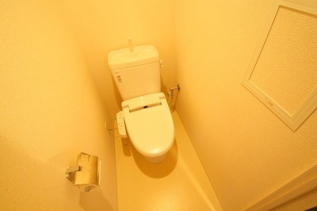 トイレ　ウォシュレット付。