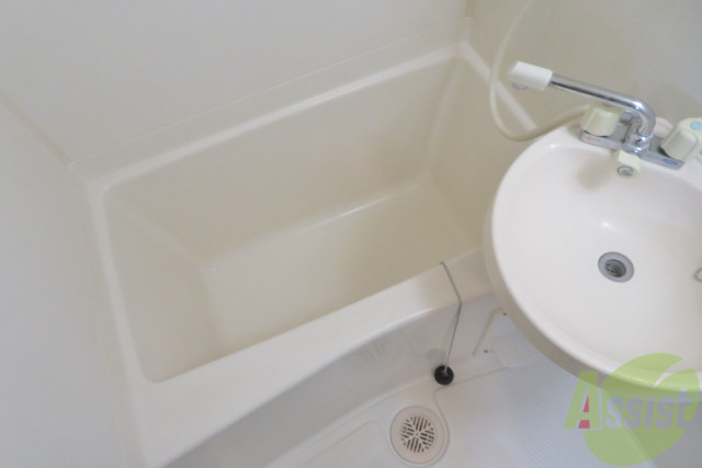バス・シャワールーム　お風呂は単身用の浴槽です。一人なら問題なさそうです。