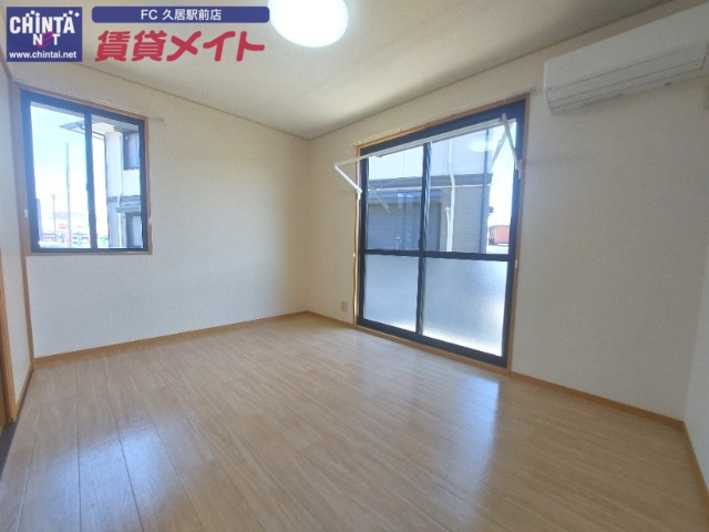 居室・リビング　同物件別室画像