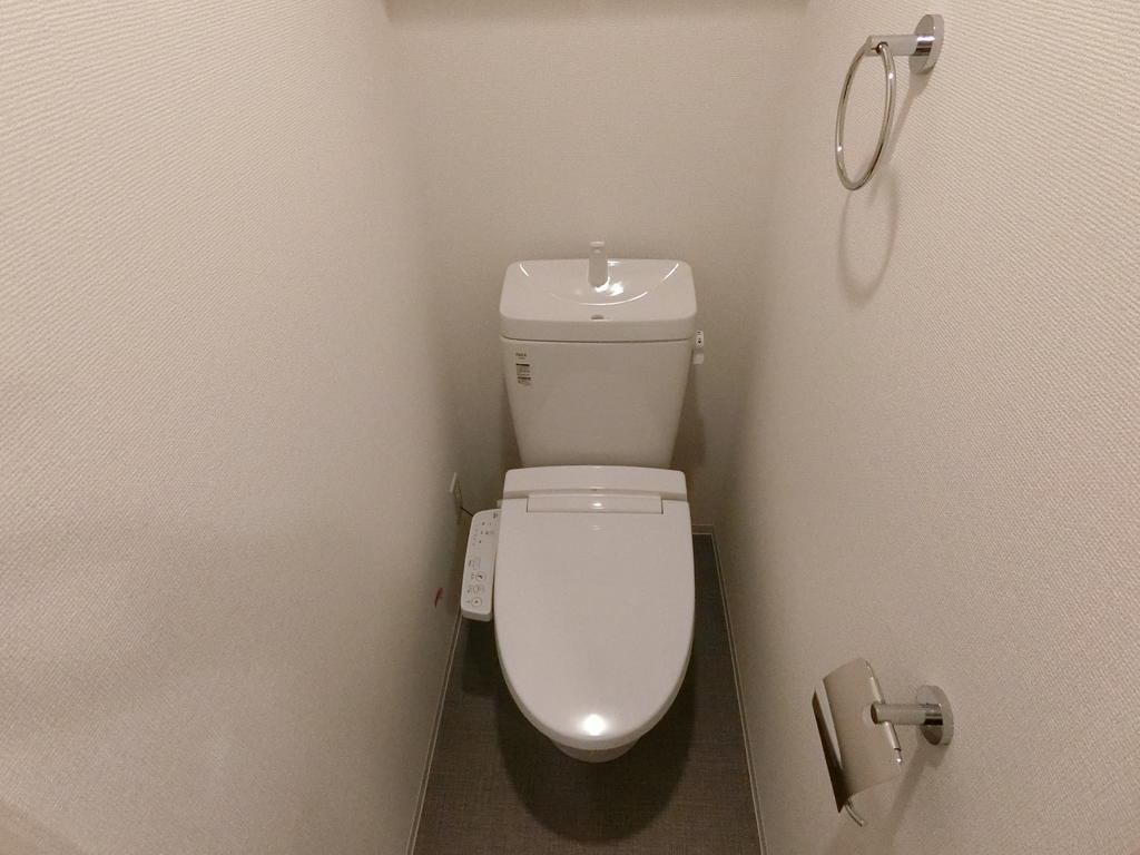 トイレ　上部に収納、ウォシュレット有り！