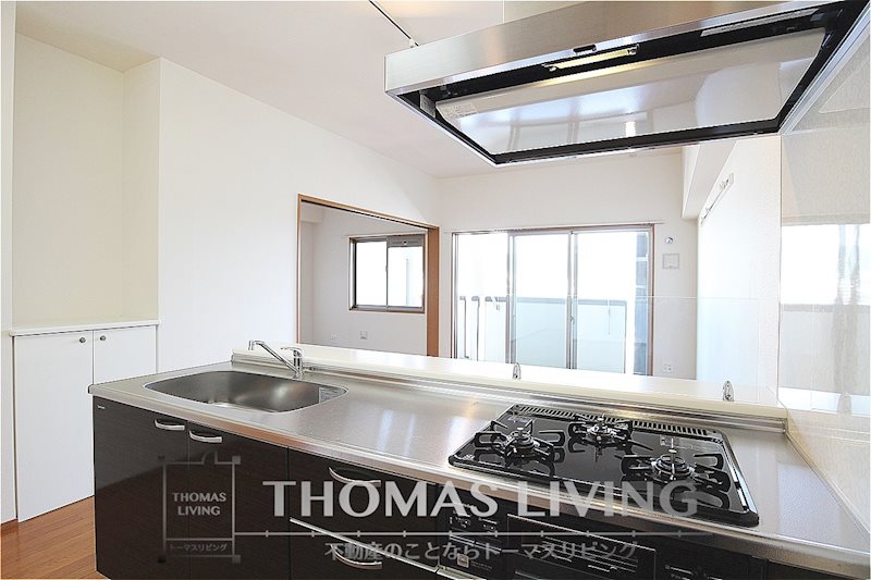 キッチン　3口コンロのシステムキッチンです。