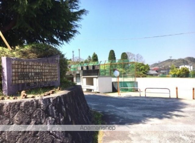 小学校　甲賀市立小学校信楽小学校（小学校）まで595m