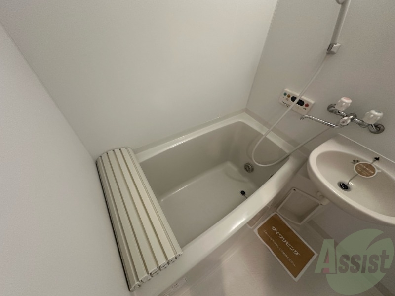 バス・シャワールーム　こちらはお風呂。一日の疲れをここで癒してください。