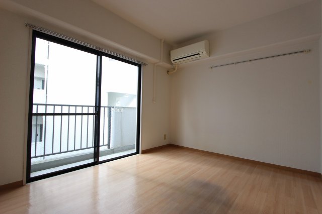 居室・リビング　同物件別号室のものです。