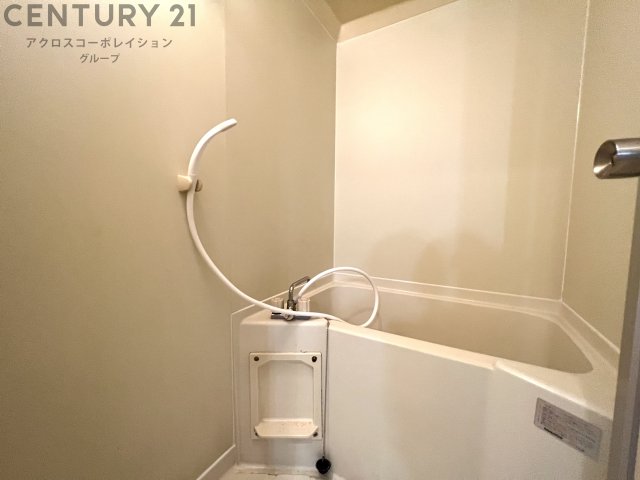 バス・シャワールーム　シャワー付き、シンプルで機能的な浴室です