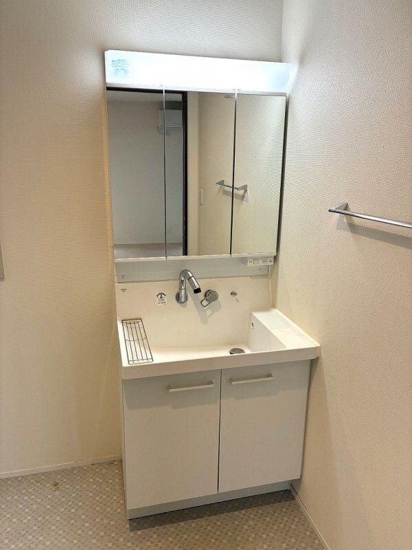 洗面設備　独立洗面台、朝の身支度には欠かせません