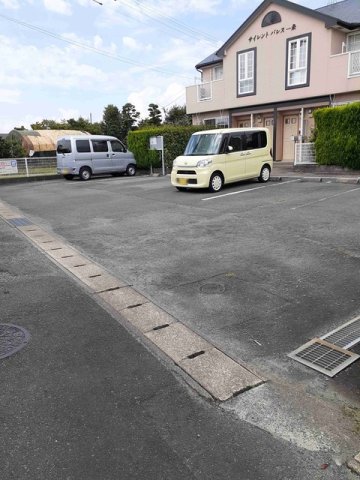 駐車場　車をお持ちの方に嬉しい駐車場付きの物件です