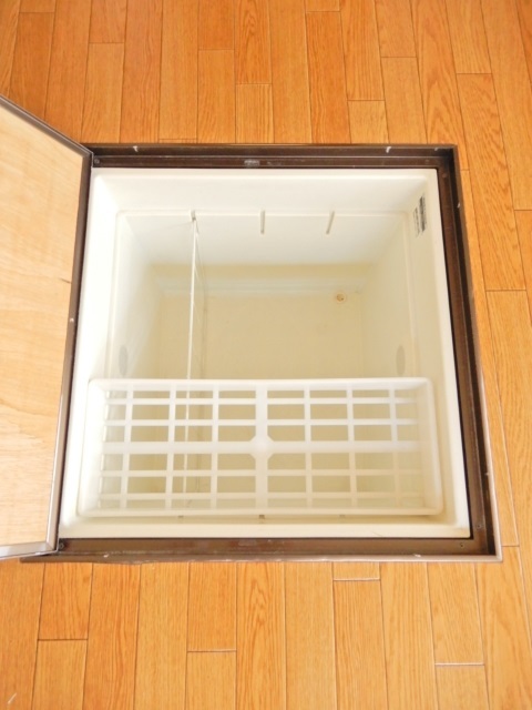 収納　※補修前の参考画像の為、設備等は現況優先。