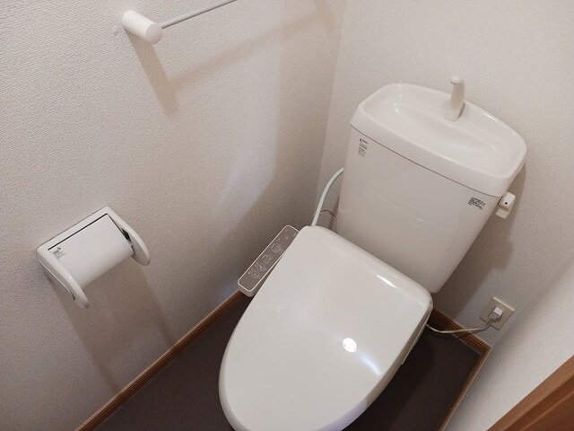 トイレ　落ち着いた色調のトイレです