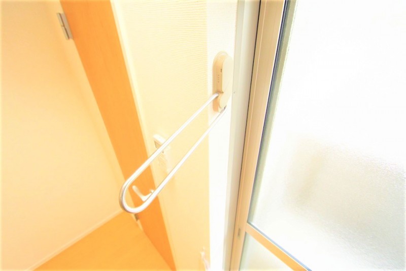 セキュリティ　室内干し用の金具も付いています。意外と便利！