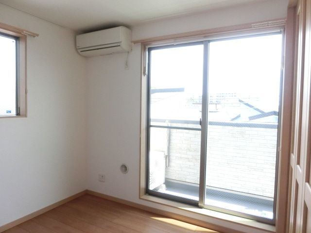 その他部屋・スペース　窓が多く明るいお部屋です