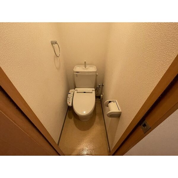 トイレ　※写真は同じマンションの違う部屋のものになります。反転タイプ