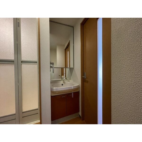 洗面設備　※写真は同じマンションの違う部屋のものになります。反転タイプ