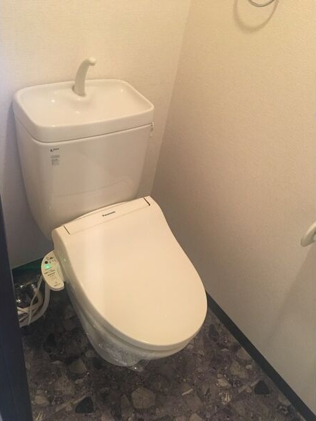 トイレ　※写真は同じマンションの違う部屋のものになります。