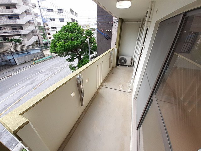 バルコニー　暖かな日差しのふりそそぐバルコニー