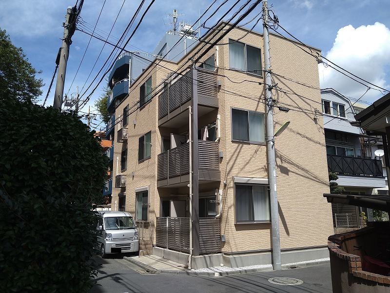 建物外観　鉄骨造・総戸数は9戸です。