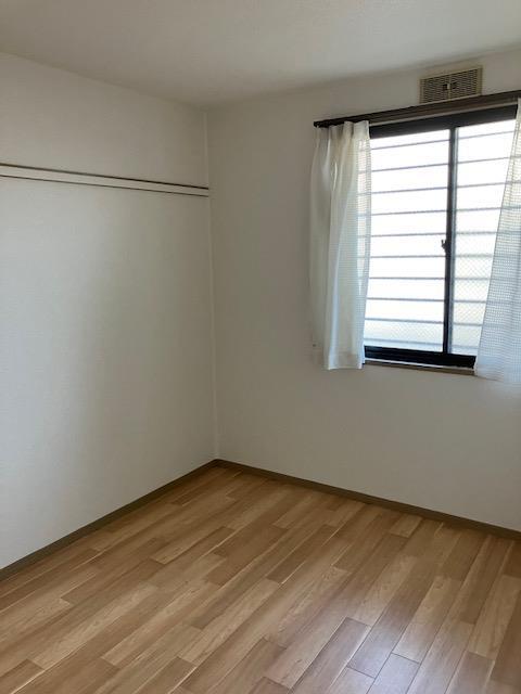 収納　床を明るく張替えました。