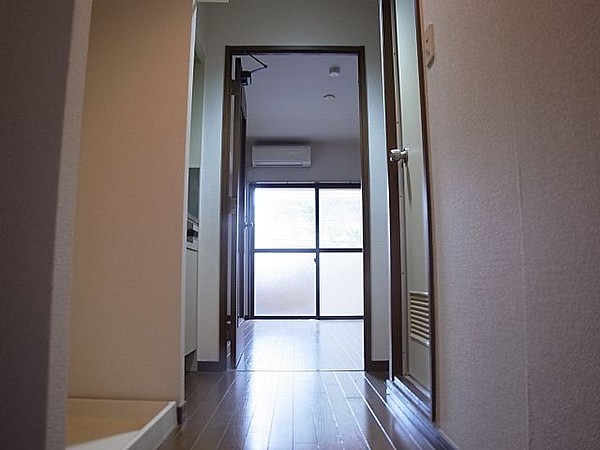 玄関　別タイプのお部屋になります。現状優先。