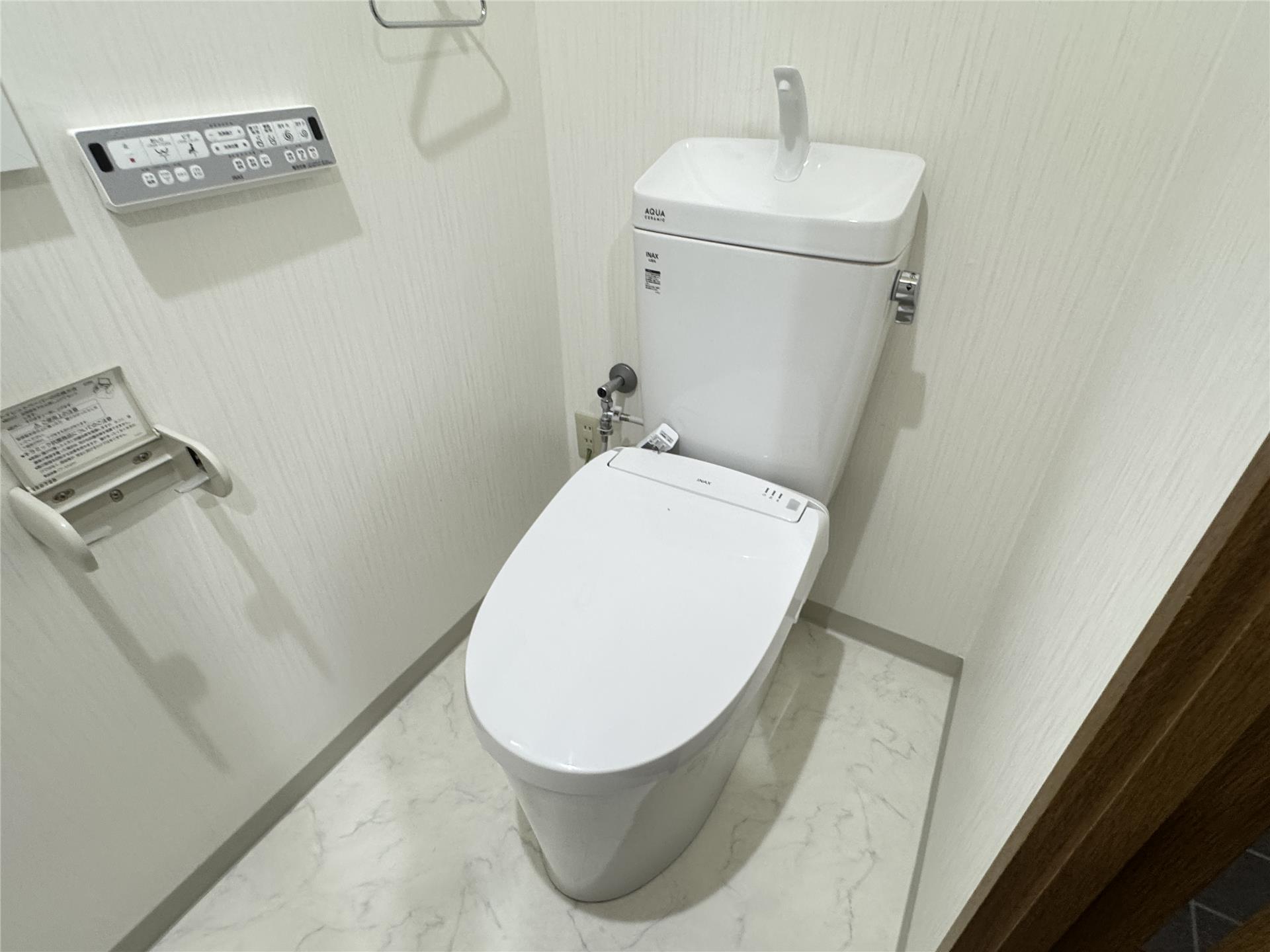 トイレ　温水洗浄便座付きのトイレです♪