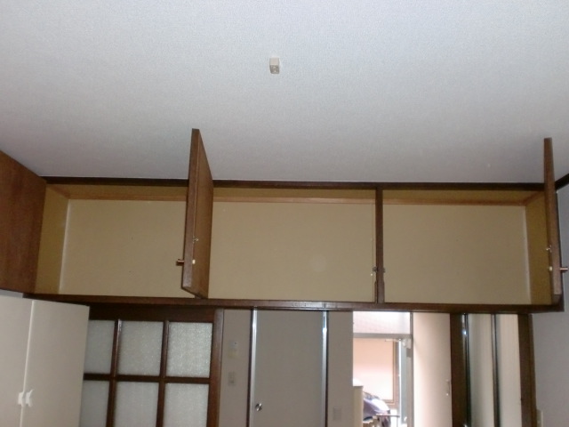 収納　居室内に便利な上部収納付