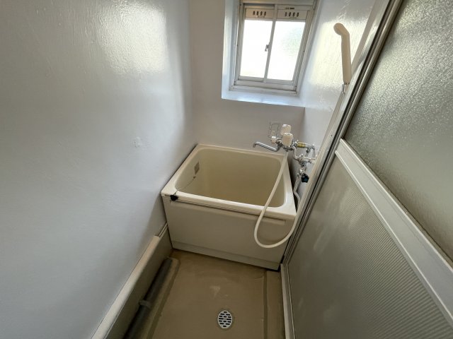 バス・シャワールーム　窓付きで換気も楽々！