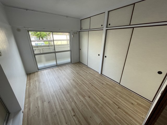 居室・リビング　床色が明るい色合いで、とてもきれいです。