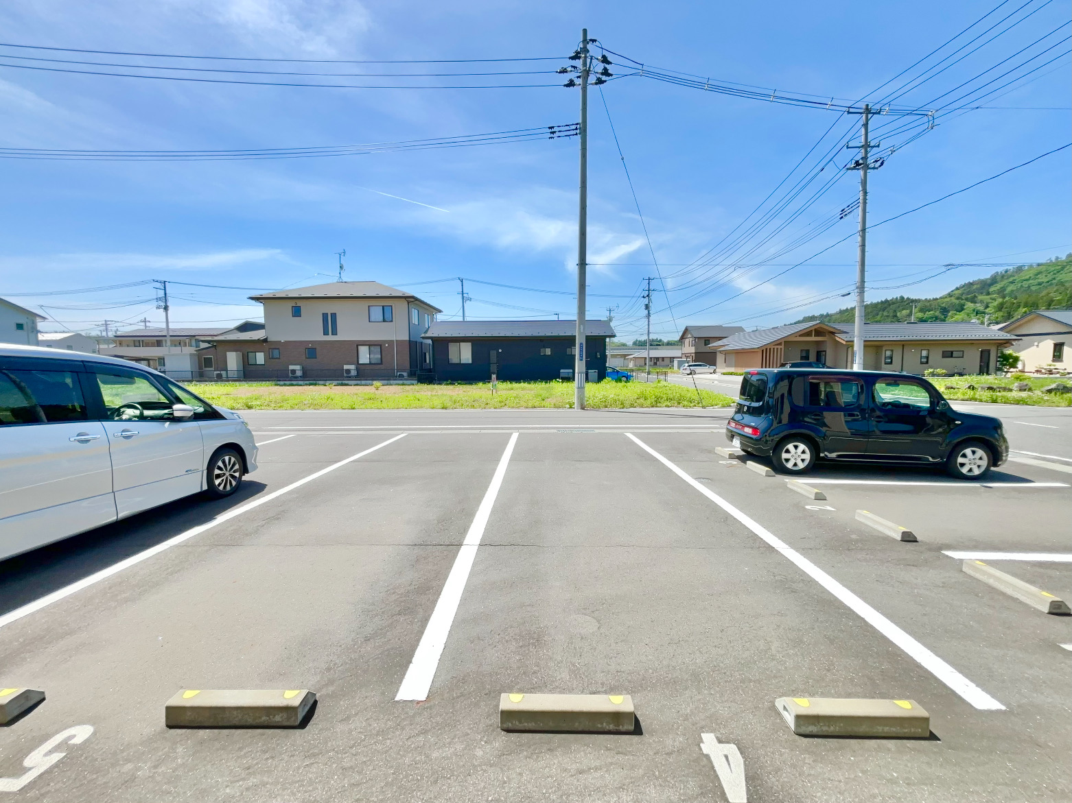 駐車場　駐車場部分・アスファルト施工！十分なスペースがあります♪