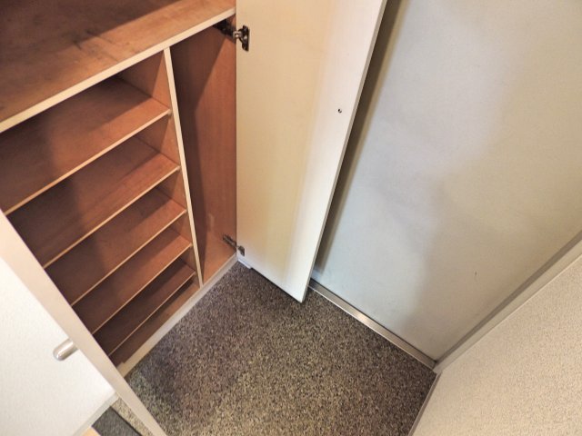 玄関　玄関収納たっぷり