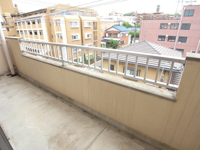 バルコニー　南向きで日当りいいです