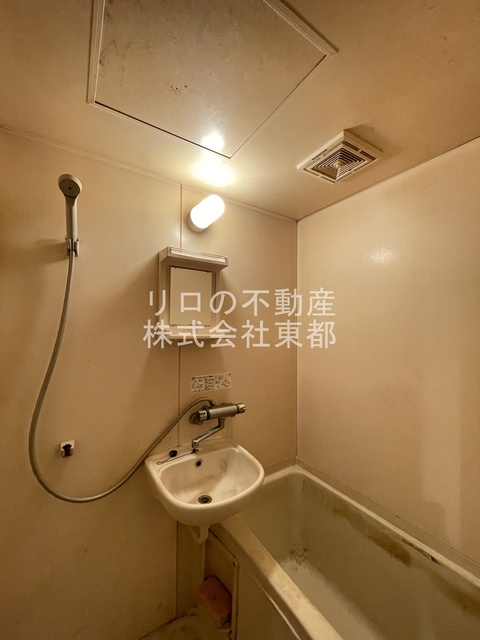 バス・シャワールーム　洗面ボールと一体型のバスルームです♪