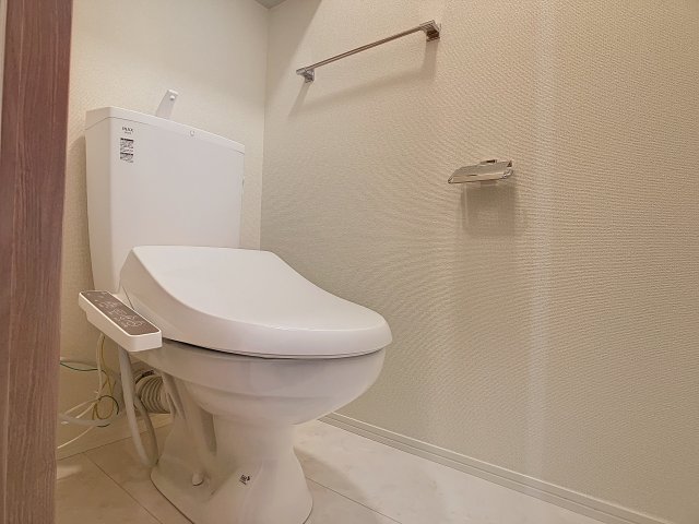 トイレ　掲載写真は同一建物内の別間取りの部屋を掲載しております。実際