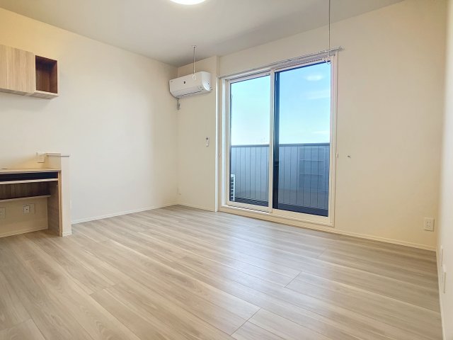 居室・リビング　掲載写真は同一建物内の別間取りの部屋を掲載しております。実際