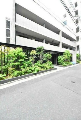 建物外観　鉄筋コンクリート造のがっちりとした建物。